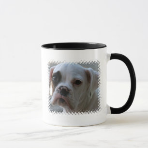Tasse de café observée par noir de chien de boxe