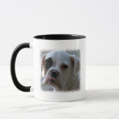 Tasse de café observée par noir de chien de boxeur (Gauche)