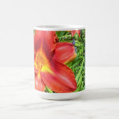 Tasse de café orange rouge d'hémérocalle, 12h27 de (Centre)