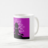 Tasse de café pourpre de silhouette de yoga (Devant droit)