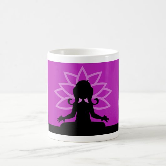 Tasse de café pourpre de silhouette de yoga (Centre)