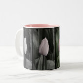 Tasse de café rose de motif de tulipe (Devant gauche)