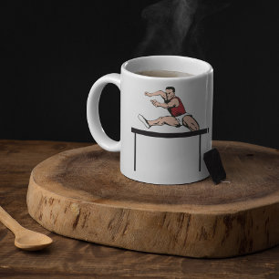 Tasse de café sur l'athlétisme de l'homme sautant