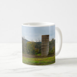 Tasse de café sur le paysage de silo de campagne