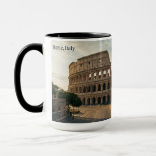 Tasse de café sur le paysage du coucher de soleil