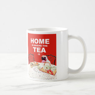 Tasse de chien de carlin - à la maison est où le