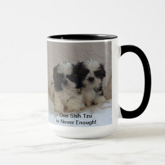 Tasse de chiot de deux Shih Tzu