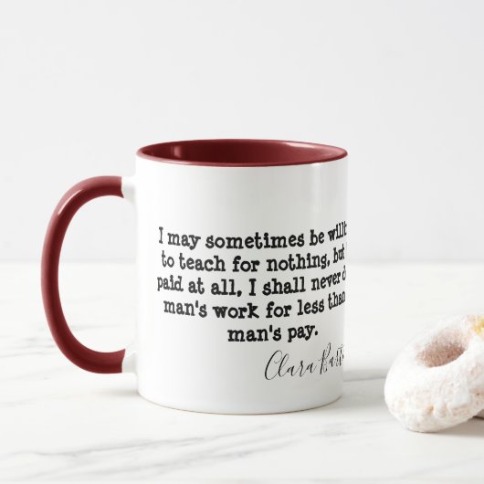 Tasse de Clara Barton d'égalité de salaires (Avec donut)