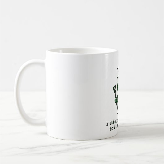 Tasse de codeur drôle — Je débogue du code et je c (Gauche)