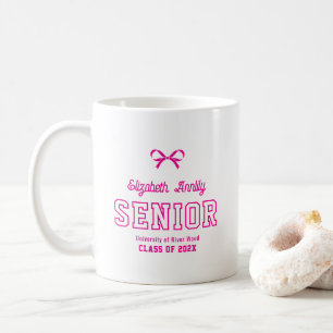 Tasse de collège pour diplômé avec écriture person