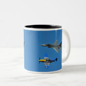 Tasse de combat du faucon F-16 et du mustang P-51 (Devant droit)