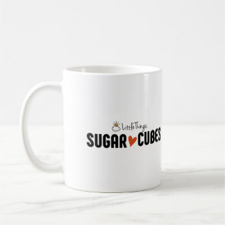 Tasse de cube en sucre avec des amis de cube en