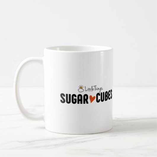 Tasse de cube en sucre avec le bébé de cube en (Gauche)