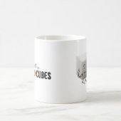 Tasse de cube en sucre avec le chien de cube en (Centre)