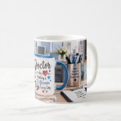 Tasse de docteur faisant une différence (Devant droit)