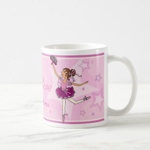 Tasse de fille de cheveux roses et auburn de