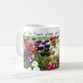 Tasse de fleur de champ de Zinnia avec la citation (Devant gauche)