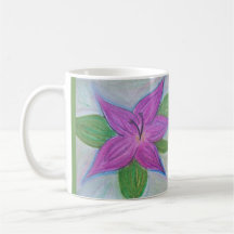 tasse de fleurs violettes aléatoires