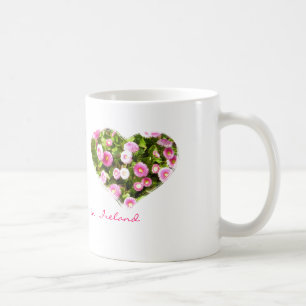 Tasse de floraison rose de coeurs
