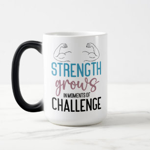 Tasse de force qui grandit dans le moment du défi
