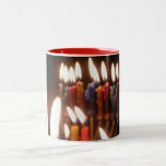 Tasse de Hanoukka<br><div class="desc">Hanoukka est une célébration de la liberté spirituelle. Les bougies brillantes du festival des lumières sont appropriées pour éclairer n'importe quand de l'année. Photographie par Natasha Shabat.</div>