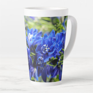 Tasse de latte au delphinium bleu