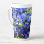 Tasse de latte au delphinium bleu (Angle gauche)