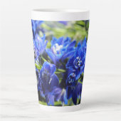 Tasse de latte au delphinium bleu (Devant)
