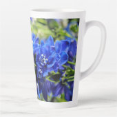 Tasse de latte au delphinium bleu (Droite)