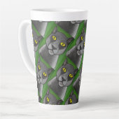 Tasse de latte avec chat gris (Angle gauche)