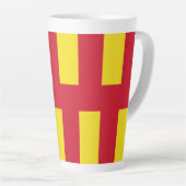 Tasse de latte avec drapeau de Northumberland (Angle droit)