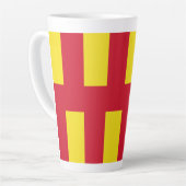 Tasse de latte avec drapeau de Northumberland (Angle gauche)