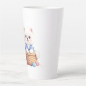 Tasse de Latte avec un chiot mignon dans un panier (Devant)