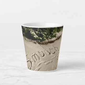 Tasse de latte « Bisou » écrit dans la neige