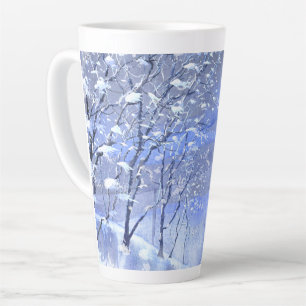 Tasse de latte de paysage hivernal boisé bleu enne