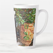 Tasse de latte de scène de cour (Droite)