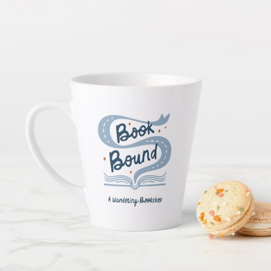 Tasse de latte reliée à un livre (En situation)