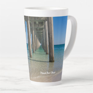 Tasse de latte sous la jetée de Pensacola Beach
