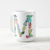 Tasse de monogramme de M, initiale florale de M, (Devant gauche)