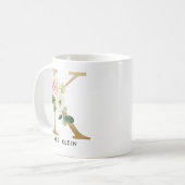 Tasse de monogramme, monogramme floral K, cadeau (Devant gauche)
