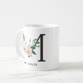 Tasse de monogramme, monogramme floral M, cadeau (Devant gauche)