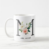 Tasse de monogramme, monogramme floral M, cadeau (Gauche)