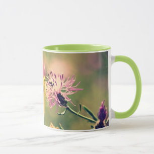 Tasse de papillon et de café de fleurs sauvages