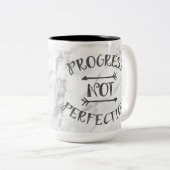 Tasse de perfection de progrès pas - arrière - (Devant droit)