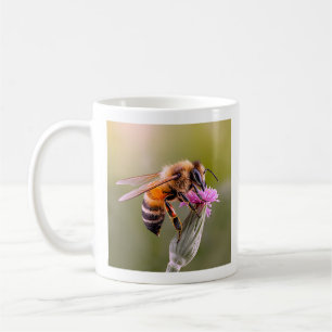 Tasse de photographie de fleurs d'abeilles dans la