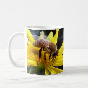 Tasse de pollination d'abeilles de miel