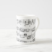 Tasse de porcelaine tendre de note musicale (Devant droit)