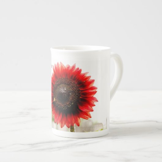 Tasse de porcelaine tendre de tournesol avec (Devant droit)