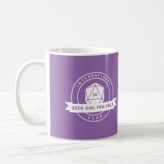 Tasse de pourpre de correspondants de fille de (Gauche)