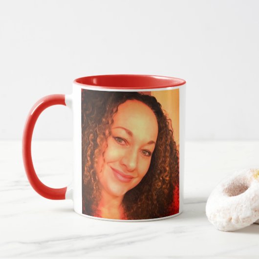 Tasse de Rachel Dolezal avec la poignée rouge (Avec donut)